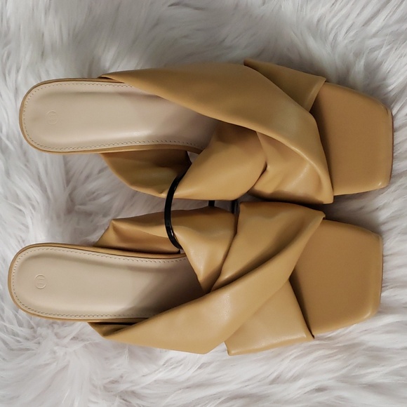 Shoes - NWOB Strappy Crossband Sandals Sz 11 (3.5" Heel)